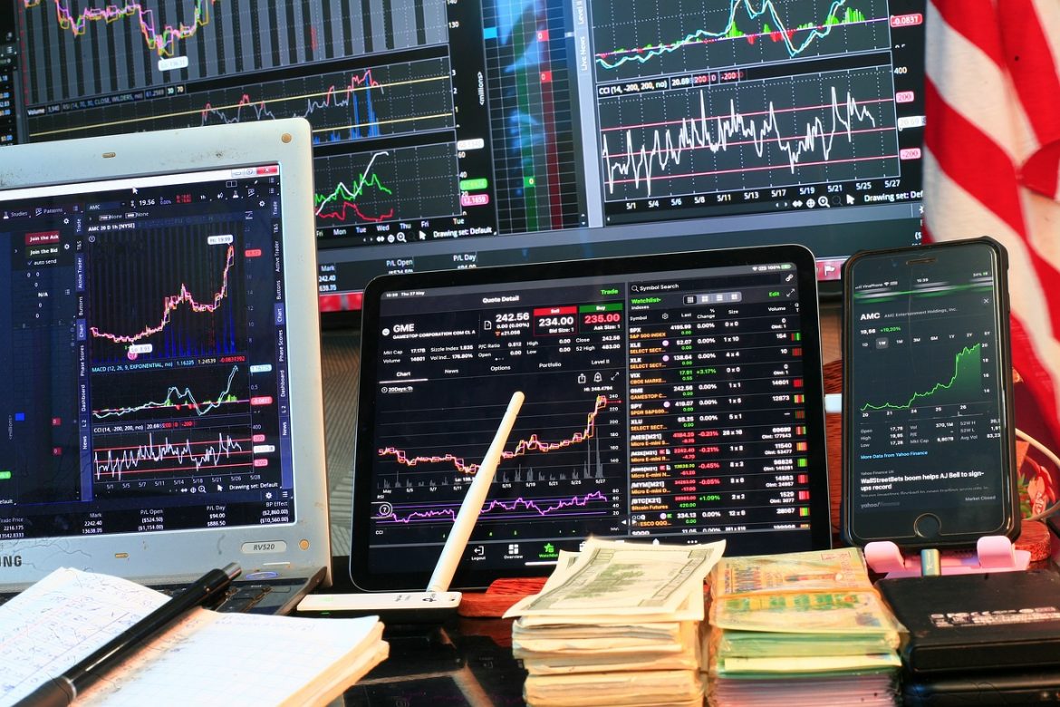Stocks Edge Higher, Dollar Slips as Trade Tensions Weigh on Markets
