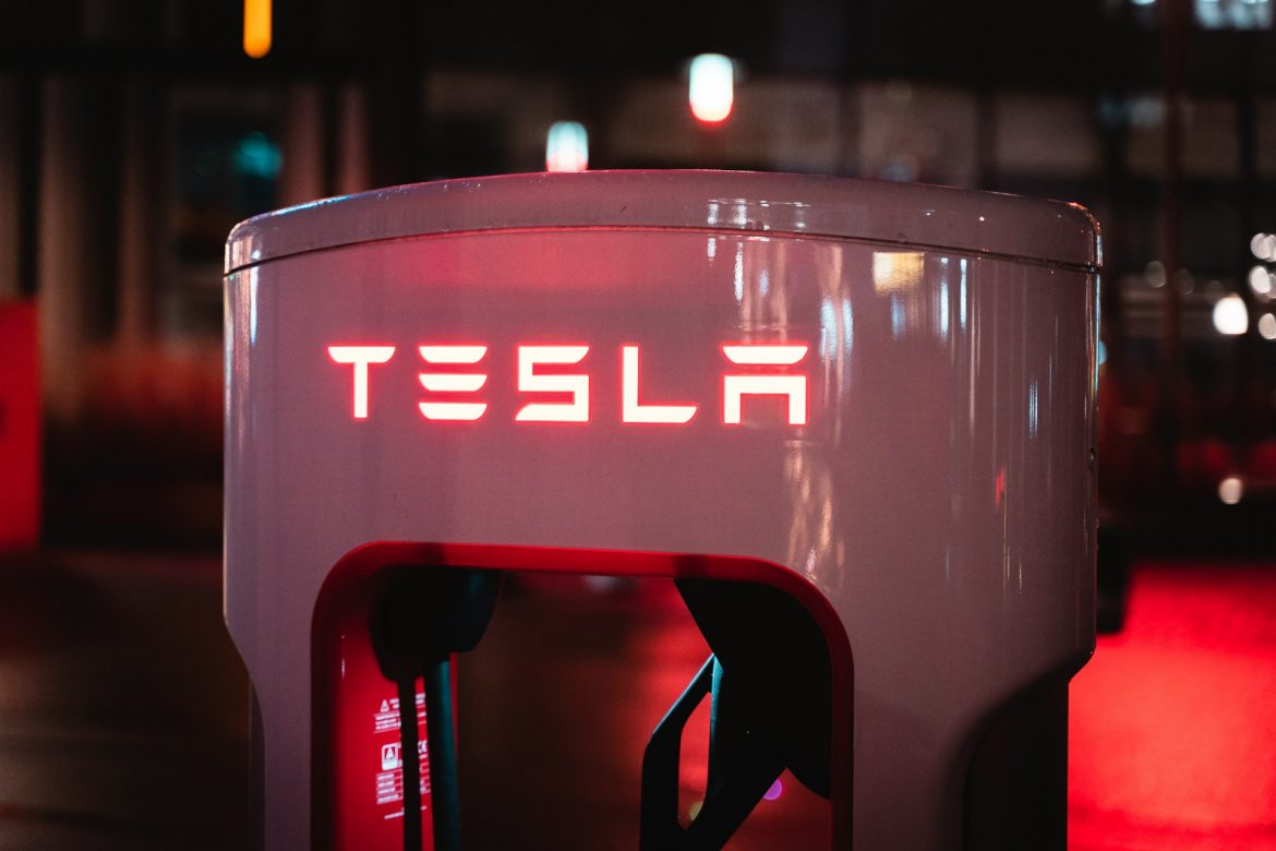 A Tale of Two Teslas: Wall Street’s $400 AI Dream and the Gritty Reality of Europe’s Used EV Market